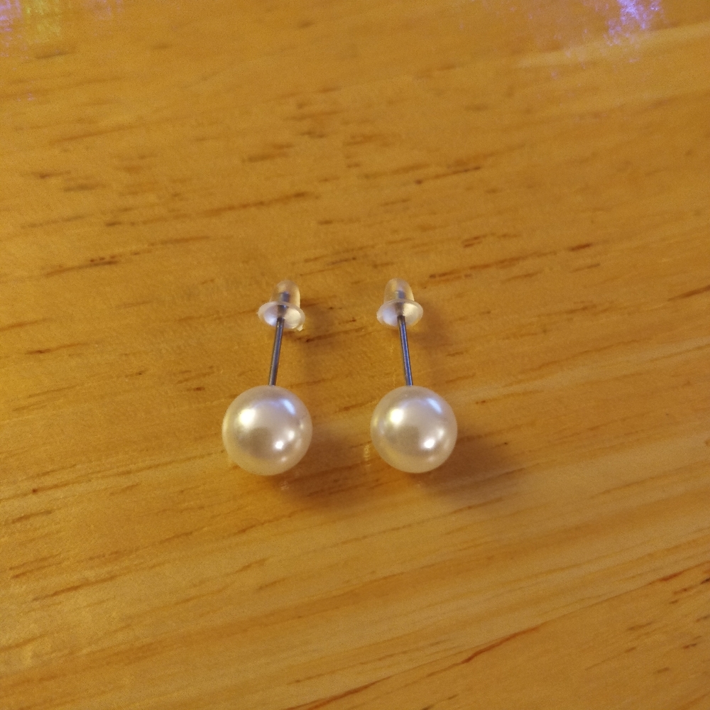 FREE WITH BUNDLE - NEW FASHION JEWELRY FAKE PEARL STUD EARRINGS